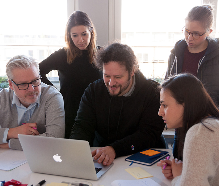 grupo-design-sprint-disegnando-prototipo-testear